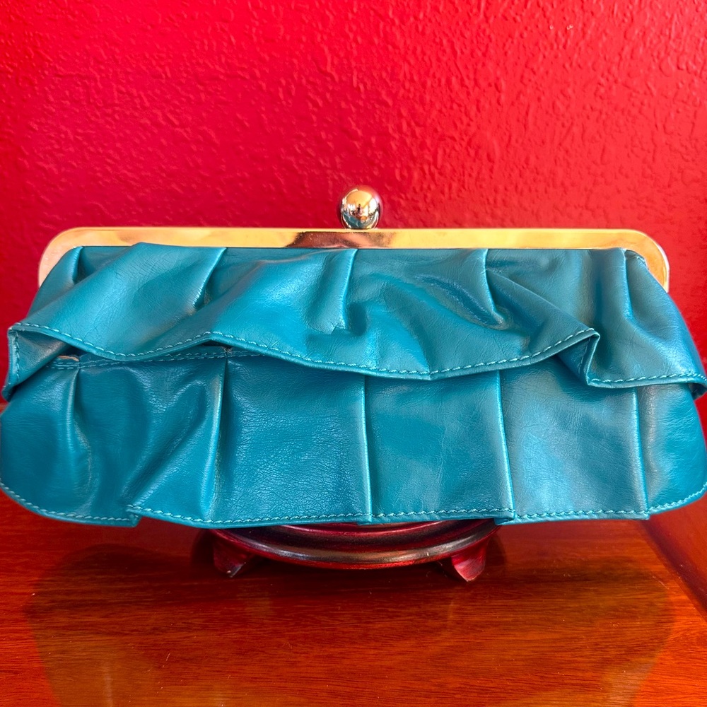CANDIE’S RUFFLE CLUTCH KISSLOCK